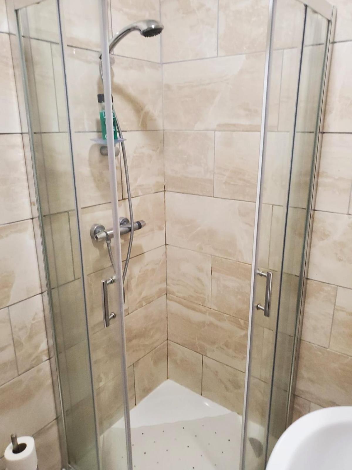En Suite Bedrooms, Heaton, Newcastle 객실 사진